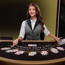 Tampilan meja Live Roulette dengan taruhan yang ditempatkan dan chip virtual di layar